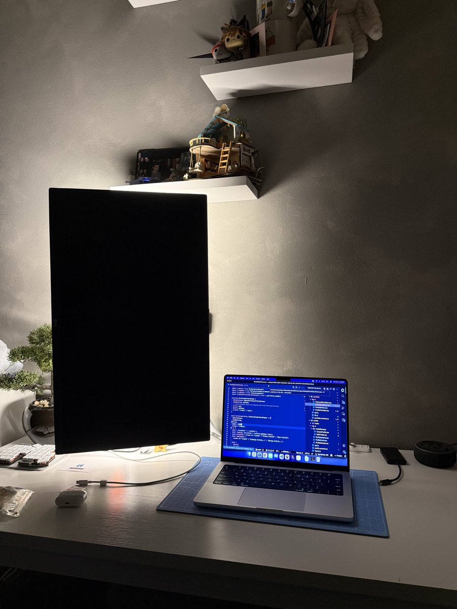 jonathantrevno's tweet photo. gonna try out having my external monitor this way to be different https://t.co/Wl1GS8l7bF