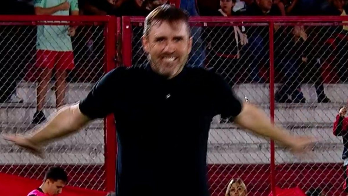 La cara del Chacho viendo el penal que le inventaron a Huracán, ya sabe que siendo técnico de River vamos a jugar siempre contra todos. Los únicos que damos la cara contra el poder.