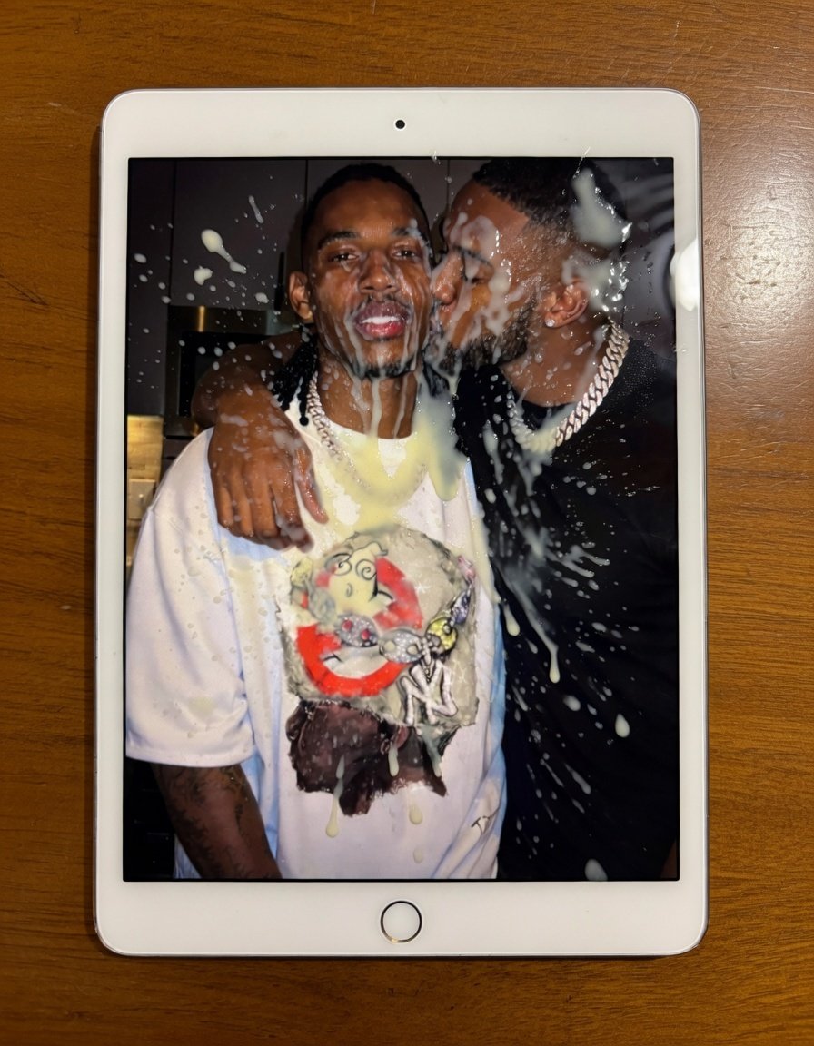 yaheard25's tweet photo. @JustZik i mean explain why you did this on yo ipad first https://t.co/v46ZxUeveS