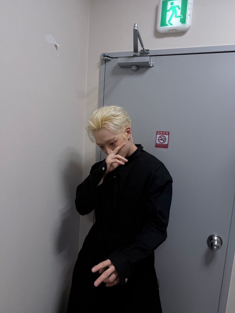 อคน. “โอปป้าไป Show Me The Money มา ทำไมไม่บอกกันเลยล่ะ?
พิบ๊อบ 💬 “ก็น่าจะห้ามบอกหรือเปล่านะ...?”
อคน. “รูปโปรไฟล์พี่คือจากตอนนั้น (SMTM) ใช่ป่ะ?”
พิบ๊อบ 💬 “ใช่!!”