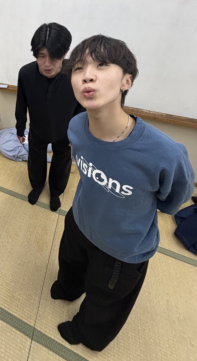 Endline_ov's tweet photo. 「身長高い女はな、こうキスするんだ」
「こうっすか先輩？」 https://t.co/F8TnuxcVAX