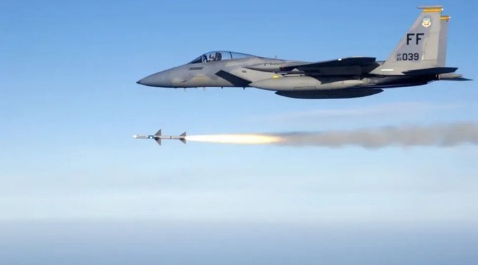 SialexIn's tweet photo. Mira la imagen de abajo. Es un misil de tres millones de dólares lanzado desde un avión de doscientos millones de dólares, cuyo vuelo cuesta veinte mil dólares la hora. Lo usan para destruir a personas que viven con diez dólares al día.  El mundo está verdaderamente enfermo https://t.co/7jQ5E2DWLZ