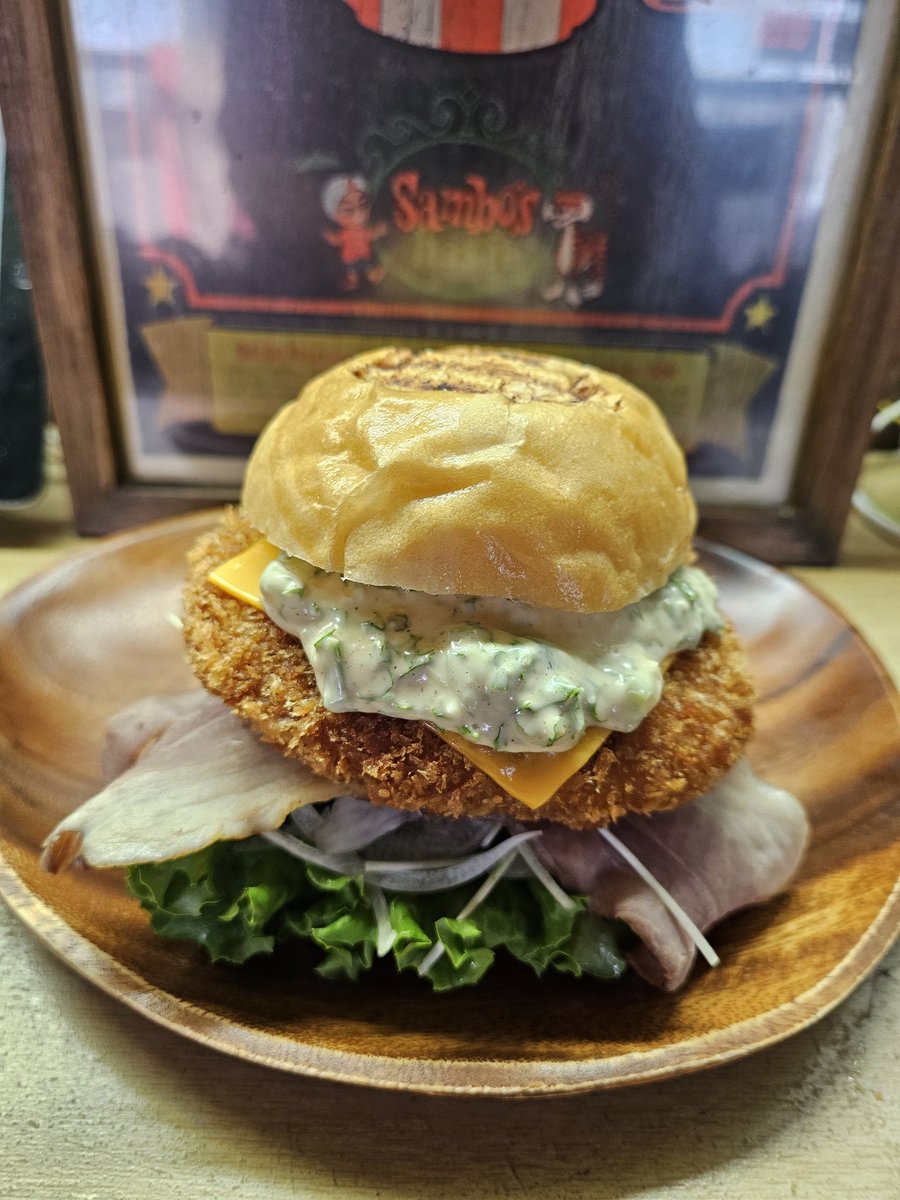 akisuke_burger's tweet photo. おはようございます！
本日紹介するバーガーは
WBC開幕にちなんだ
暁輔期間限定バーガーの1つ
地産地消世羅産のみのり牛を使ったパティの
バーガー
"Wasa Beef Croquette "バーガー

わさび風味の牛スジ煮込みクロケットに
ワサビ風味のグレービータルタルソース

WBC侍牛スジコロッケバーガーです！ https://t.co/mk7vgYo1Xs