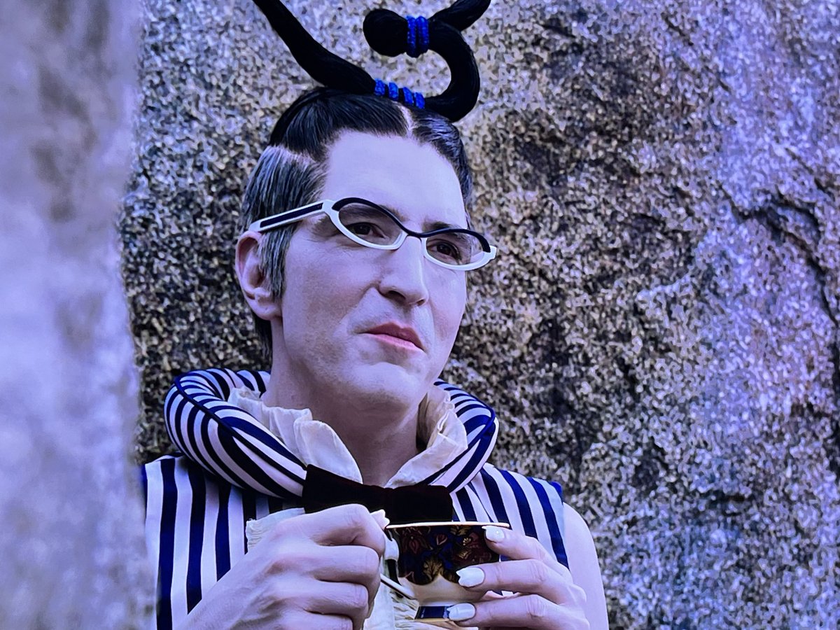 Hahahaha David Dastmalchian en Mr 3 mais quel casting absolument génial cette serie 😂