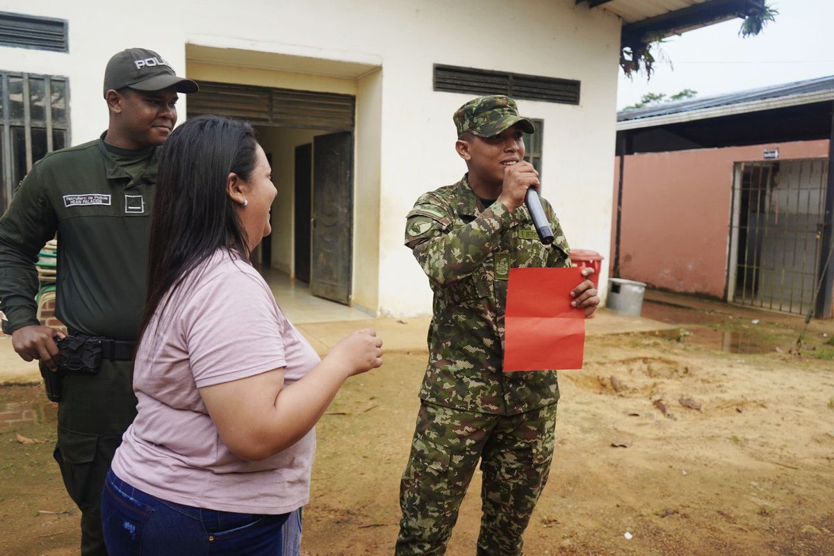 Ejercito_Div4's tweet photo. En Miraflores, #Guaviare, soldados del Batallón de Selva N.° 51, en articulación con la @PoliciaColombia y la Alcaldía municipal, realizaron una jornada de #CineAlParque en el Internado IEMA, generando espacios de integración, recreación y sana convivencia con la comunidad.
#NuestroCompromisoEs🇨🇴