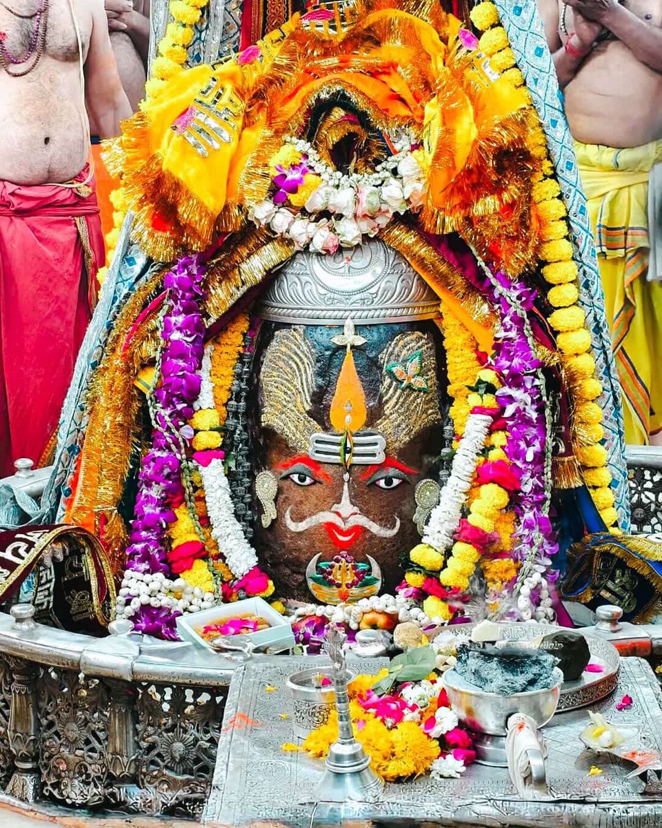 श्री महाकालेश्वर ज्योतिर्लिंग जी के आज के भस्म आरती श्रृंगार दिव्य व अलौकिक दर्शन 12.03.2026

बोलो जय श्री महाकाल 🙏🚩