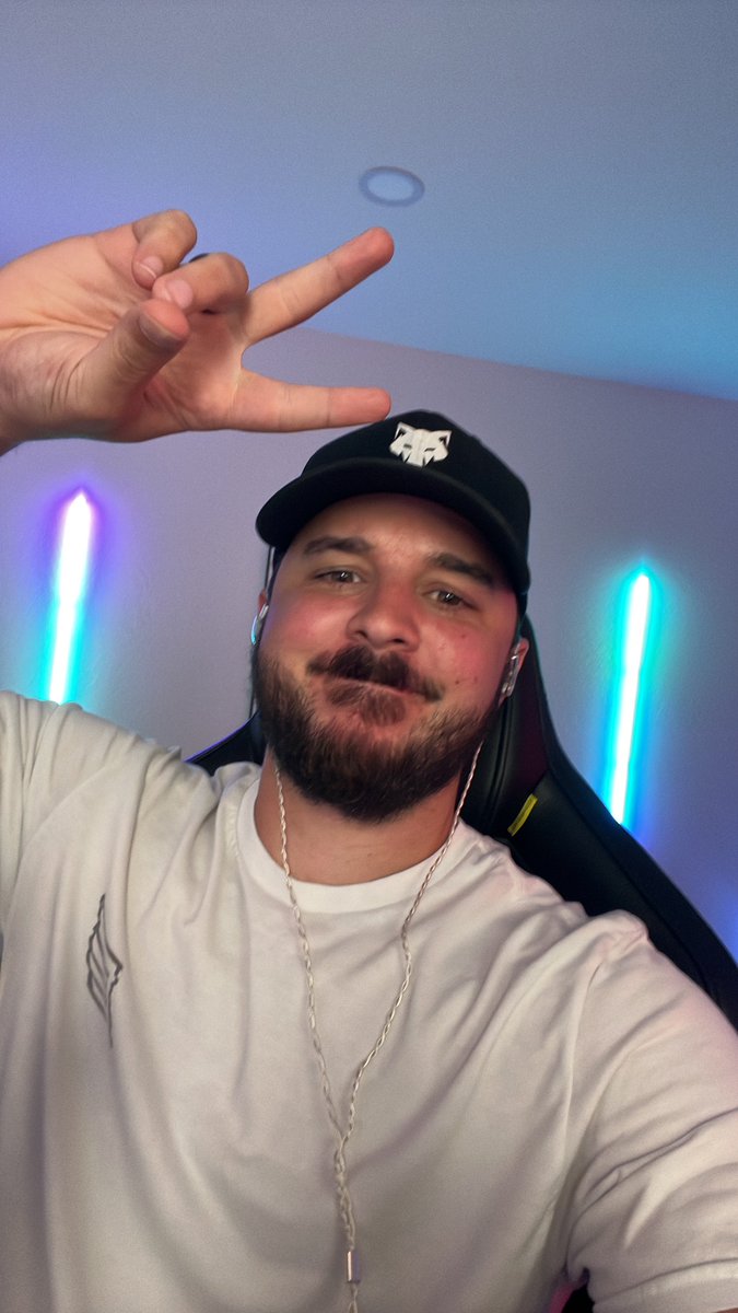 MarkClarkk tweet media