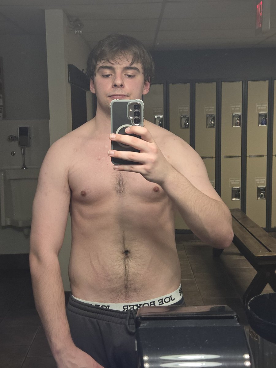 brodiefield_68's tweet photo. Post workout today. 198.5 ibs https://t.co/mx2QVb7rDr