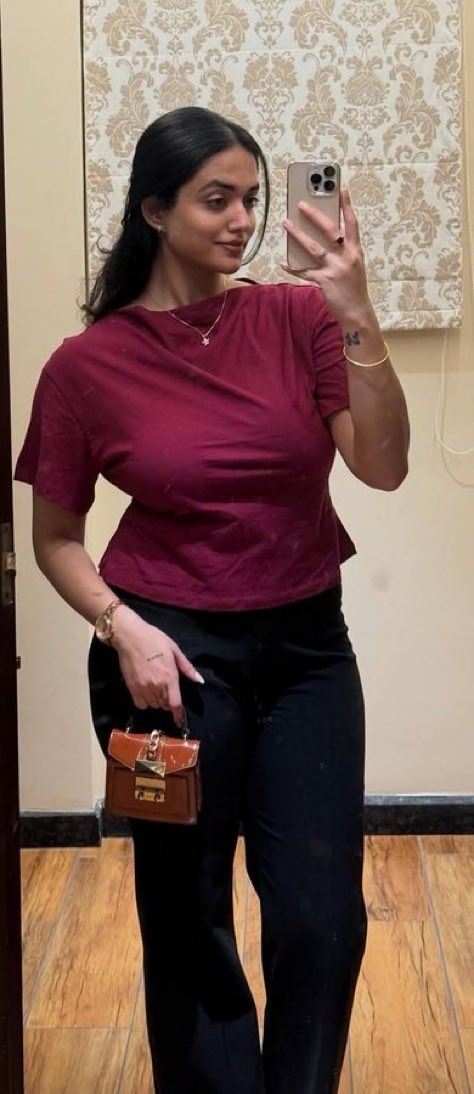 XtheMisFit's tweet photo. Mandatory outfit of Bangalore girls https://t.co/yJINowPVT7
