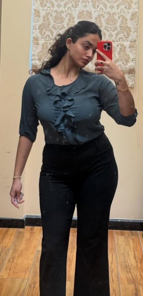 XtheMisFit's tweet photo. Mandatory outfit of Bangalore girls https://t.co/yJINowPVT7