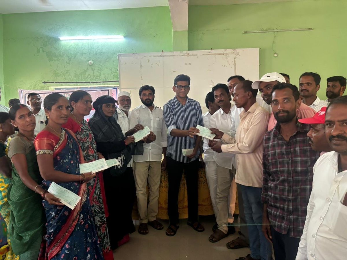 Vidyasagarrao_K's tweet image. మల్లాపూర్ ఎంపీడీఓ కార్యాలయంలో మల్లాపూర్ మండలానికి చెందిన 35 లబ్ధిదారులకు కళ్యాణ లక్ష్మి – షాది ముబారక్ చెక్కులను కోరుట్ల ఎమ్మెల్యే డాక్టర్ సంజయ్ గారు పంపిణీ చేశారు.

#Kalyanalaxmi #KCR @KTRBRS