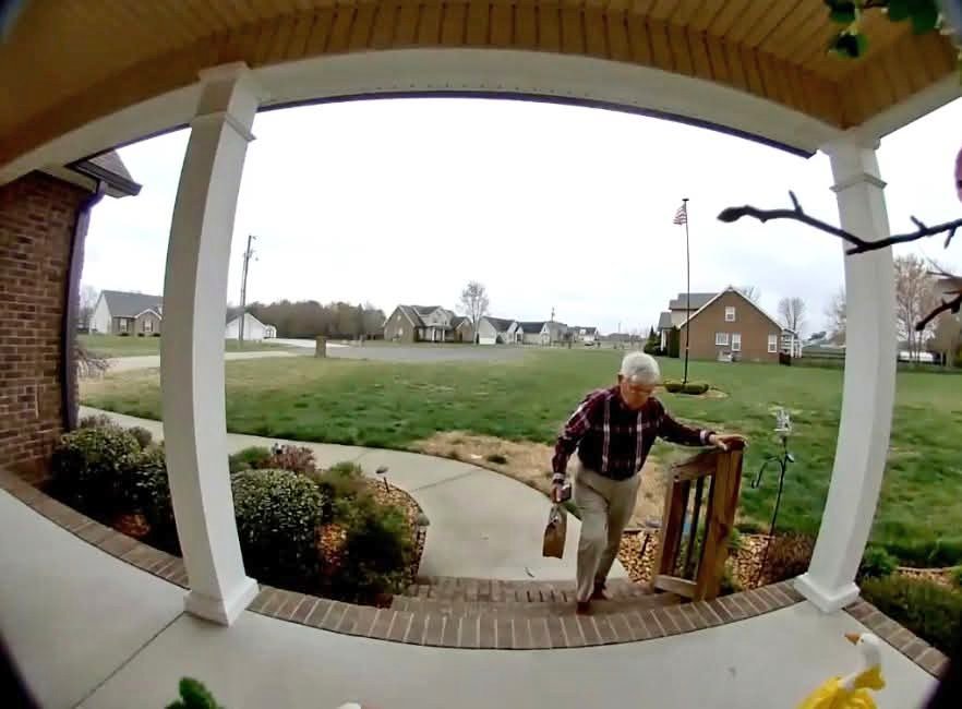 เรืองนี้กำลังไวรัลในสหรัฐฯ คุณตาวัย 81 ปีเดินกะย่องกะแย่งส่งกาแฟสตาร์บัคส์ถึงบ้าน

 ลูกค้าเห็นเอาคลิปไปโพสต์แล้วตั้งกองทุนรับบริจาค คนแห่บริจาคให้คุณตาทะลุ 10 ล้าน!! เพราะอยากให้แกหยุดงานไปพักผ่อน

 เรื่องนี้เกิดขึ้น ช่วงวันที่ 10–12 มีนาคม 2026