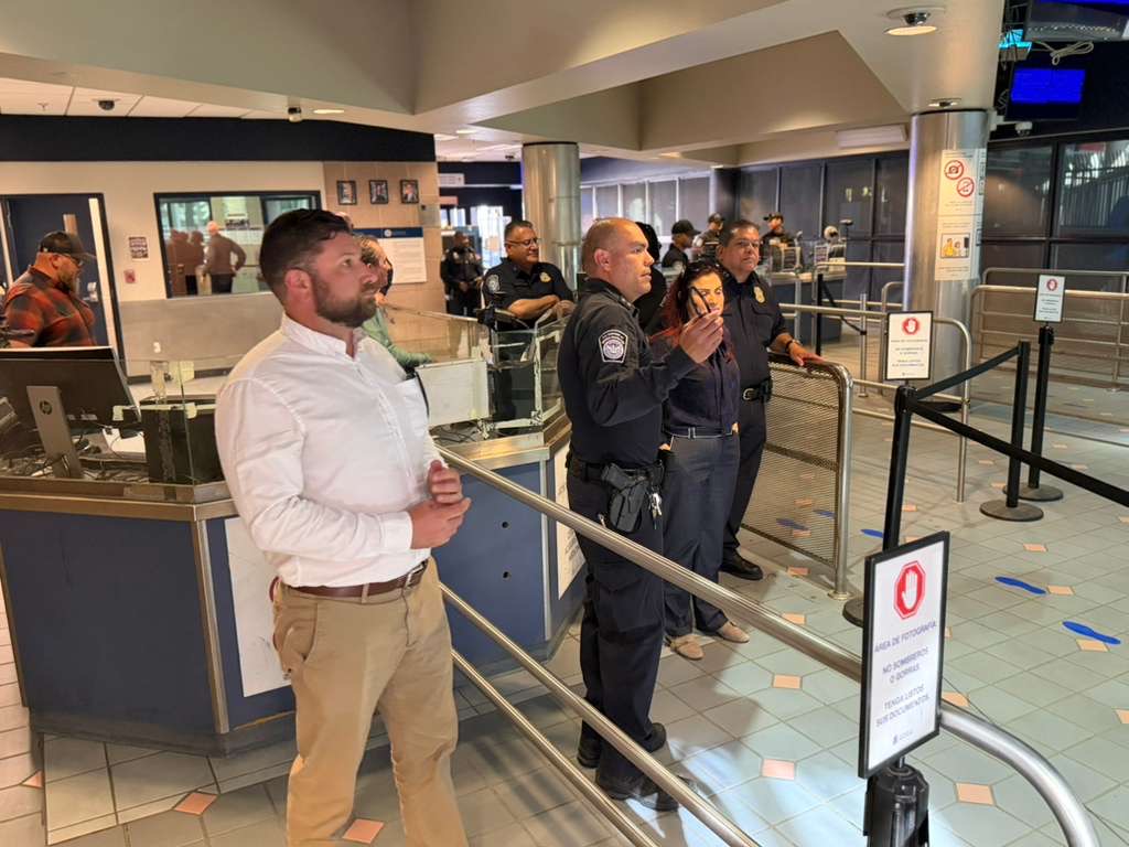 USCGNogales's tweet photo. ¡El recorrido de la delegación proveniente de @StateDept  y @USGSA  por los puertos de entrada de Arizona concluyó con gran éxito en Nogales! 🤝

Nuestra ciudad será la sede del proyecto de renovación más ambicioso de toda la frontera entre EE. UU. y México. Con una inversión estimada de más de 1 billón de dólares, la modernización de la garita Dennis DeConcini, cuya construcción está contemplada para 2027, transformará y reforzará el intercambio binacional estratégico de nuestra meg-región.

Este proyecto histórico no solo incluirá un nuevo diseño enfocado en la seguridad que evitará interrupciones en el flujo fronterizo, sino que está planeado para mantener el cruce continuo de los más de los más 11 millones de personas que transitan anualmente, incluso durante su construcción. Gracias a @CBPPortDirNOG Acuña por recibir a la delegación. de Washington D.C. junto con nuestra Cónsul General Michelle Ward.

En el espíritu de nuestra iniciativa #Freedom250, esta inversión refleja el compromiso de los Estados Unidos por construir una región más fuerte, próspera y segura para las próximas generaciones. 🇺🇸🇲🇽