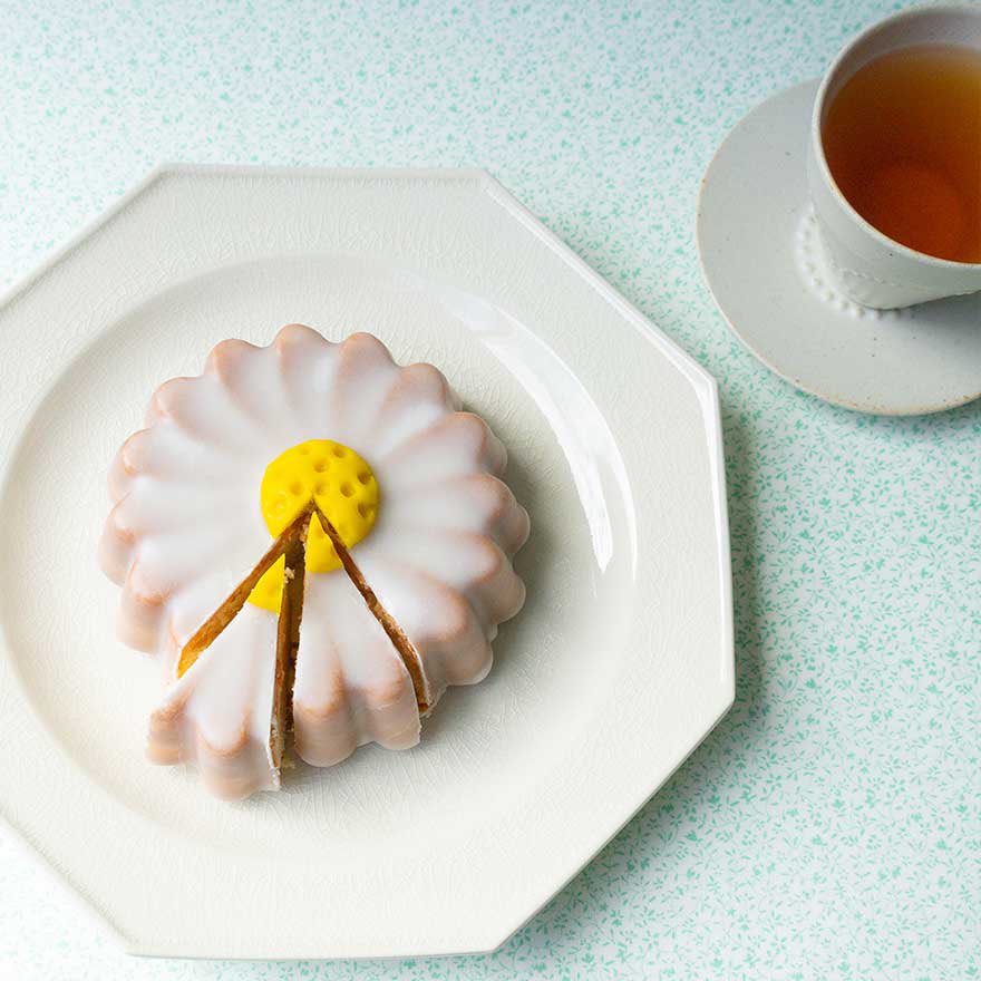 お花型が印象的な「Merci Cake（メルシーケイク）」は、店頭分完売しています。
またご用意できましたらお知らせします。