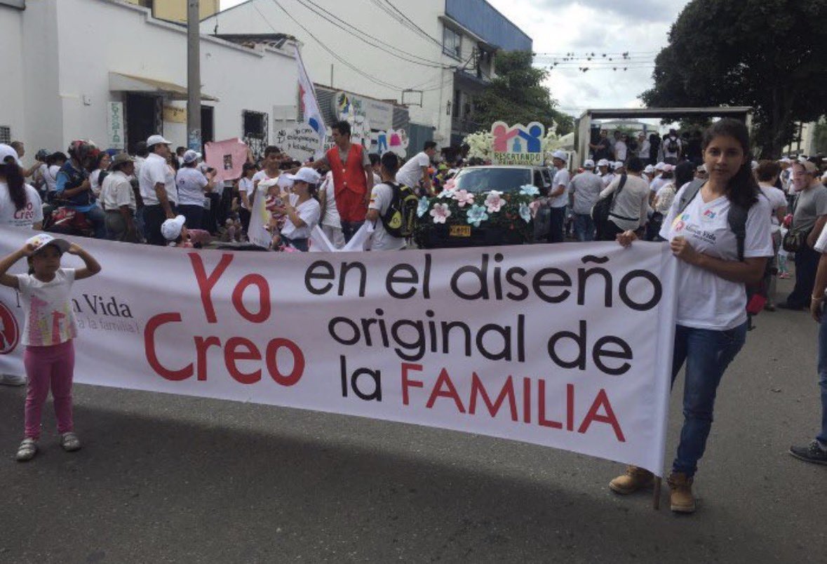 Píldora para la memoria para mis gays fachos: Aquí les dejo un recordatorio de a dónde se fue a meter <a href="/JDOviedoAr/">Juan Daniel Oviedo</a>. Sí, al mismo lugar que en 2016 desplegó una cacería de brujas contra comunidad LGBTIQ+ con el cuento de la "ideología de género".