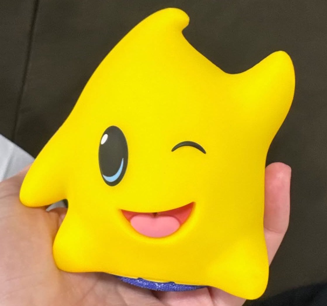 FunkoPOPsNews's tweet image. Close up with the cute new interactive Luma from Super Mario Galaxy! Has a little magnet so it can sit on your shoulder ~

#SuperMarioGalaxy #FunkoPOPNews #Luma