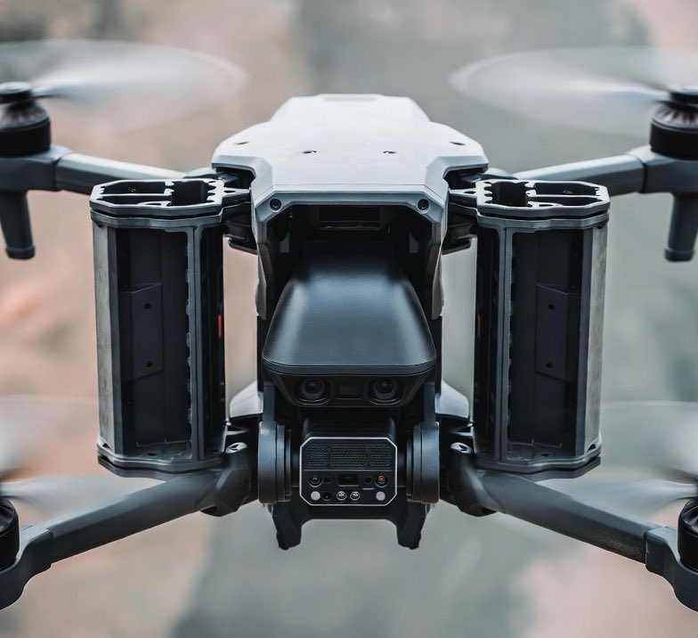 Gushee23's tweet photo. ๐จ #FALSEflag #BreakingNews #Iran ๐จ
#FortCampbell #californiadroneattack
The false flag narrative does not work. These are compact drones called the Skydio X10D drone systems. These aren't consumer hobby drones they're AI-powered reconnaissance tools equipped with high-resolution cameras, thermal imaging, and autonomous navigation mainly. So no false flag for California.