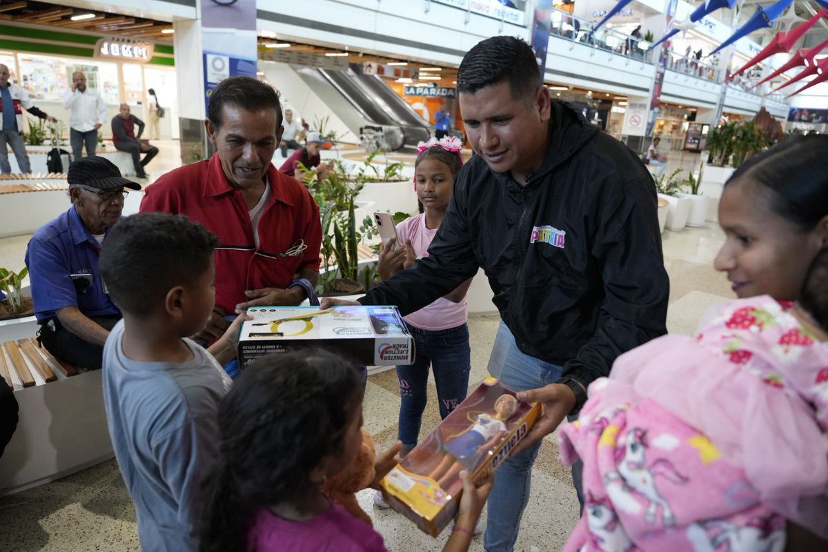 Día de alegría y esperanza! ❤️ 4 niños y niñas venezolanos ya están de nuevo en casa con sus familias. 🏠🇻🇪

Gracias al trabajo unido de los organismos de seguridad, la @OIM_Venezuela y la Gran Misión Vuelta a la Patria, logramos esta hermosa reunificación. ¡