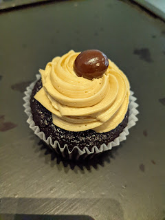 jewree's tweet image. Bakery Update review, in which I try ALL the cupcakes from La Luna. Mostly fairly average, but I did quite like the birthday cake one.  Full review: juliesdiningclub.blogspot.com/2015/02/la-lun… #cupcakes