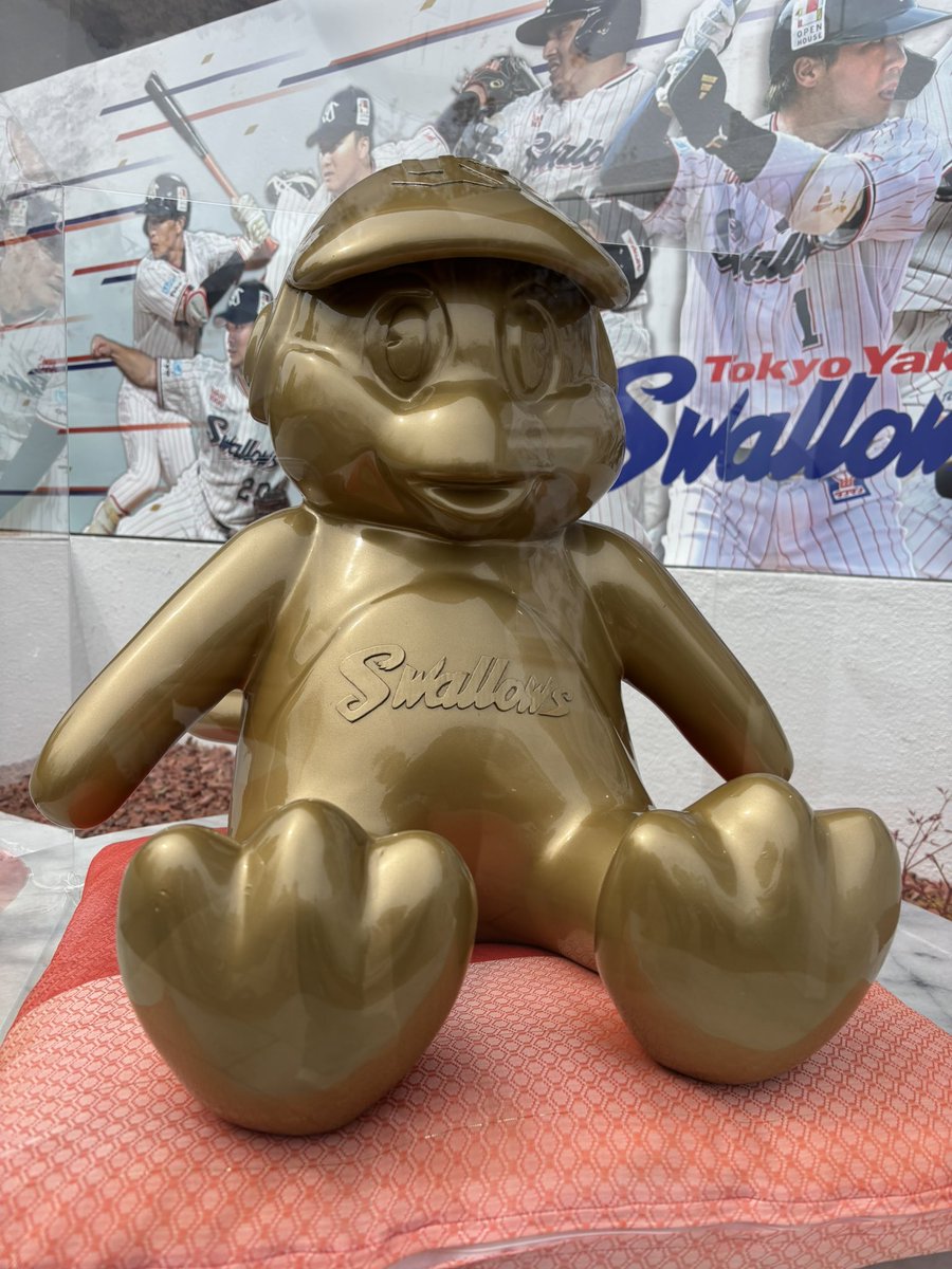 本日も元気におーぷん❗️ 金のつば九郎、ご到着です🐧💚 背中には