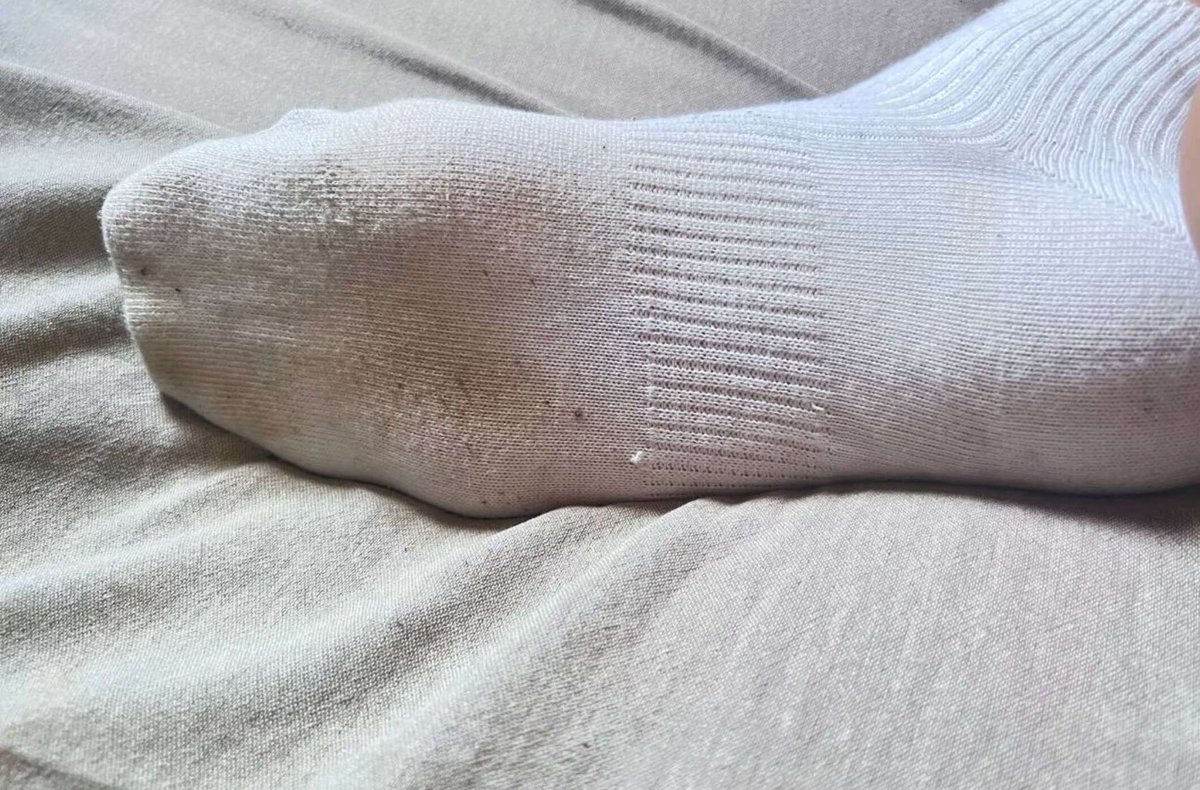 jun174957561's tweet photo. 还是更新脚吧，脸都没人看hh #挠脚心 #tickle #挠痒痒 #くすぐり #脚底  #tk #er #ee #足裏 #大脚 #脚底板 #脚丫 #脚底奴 #脚 #痒奴 #怕痒 #白袜 https://t.co/eYXA9XOxGy