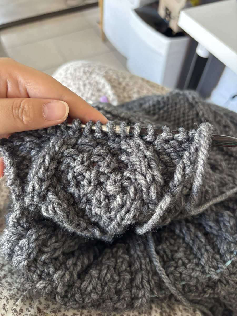 햐 드디어 뜨개한다
올패 주머니뜨는중🩶