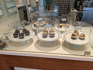 jewree's tweet image. Bakery Update review, in which I try ALL the cupcakes from La Luna. Mostly fairly average, but I did quite like the birthday cake one.  Full review: juliesdiningclub.blogspot.com/2015/02/la-lun… #cupcakes