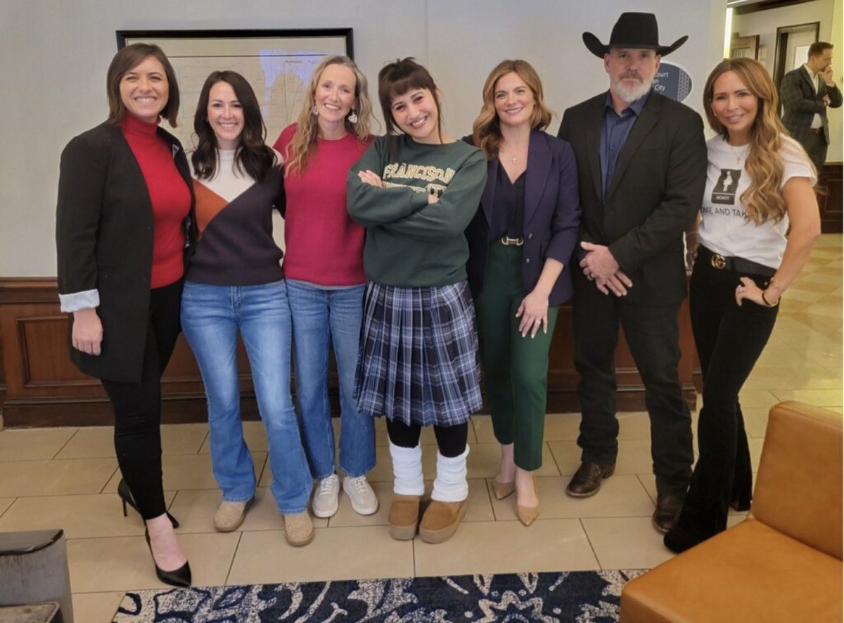 Scarlett Johnson tweet media