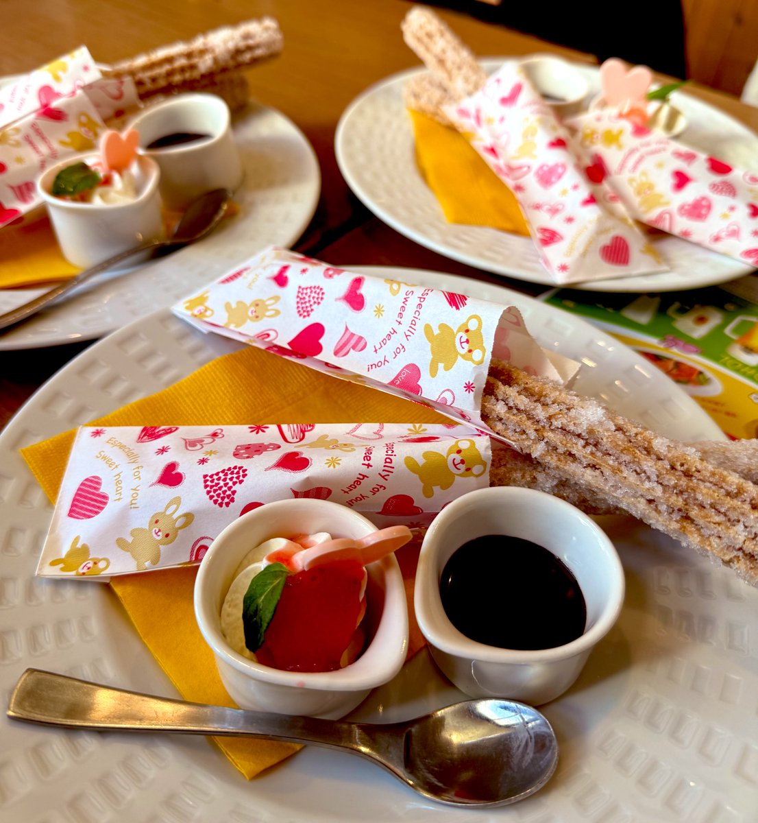 ココスの期間限定スイーツ
「あったかカリカリチュロス」
ドドミちゃんと食べたよ〜😋