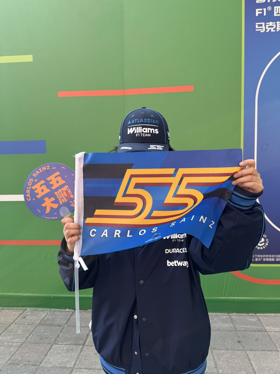 ProjectCS55CN's tweet photo. 🇨🇳Friday freebies pick up info

Time: 
1️⃣10:00-11:00
2️⃣14:00-15:00

Location:
Between Grandstand A 10A-11A, behind the Heineken booth.

Anyone wearing Carlos related merch is welcome to collect the following items:

1. Hand-held flag
2. Double-sided 
 
#ChineseGP #CarlosSainz https://t.co/tLWe6yTRtJ