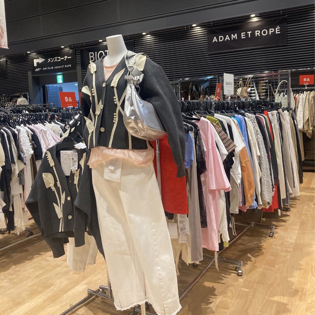 falklandjp's tweet photo. 最大70%OFF＼ ジュングループのファミリーセール／
本日最終日! 17:00まで営業☆
・再値下げ商品
・目玉商品
・タイムセール
・最終日ならではの特別価格商品も？！
入場券→ https://t.co/JLBzJs2VQC

#セール #ファミリーセール #ロペピクニック #ビス #アダムエロペ #サンプル https://t.co/AzhBdpVfdy