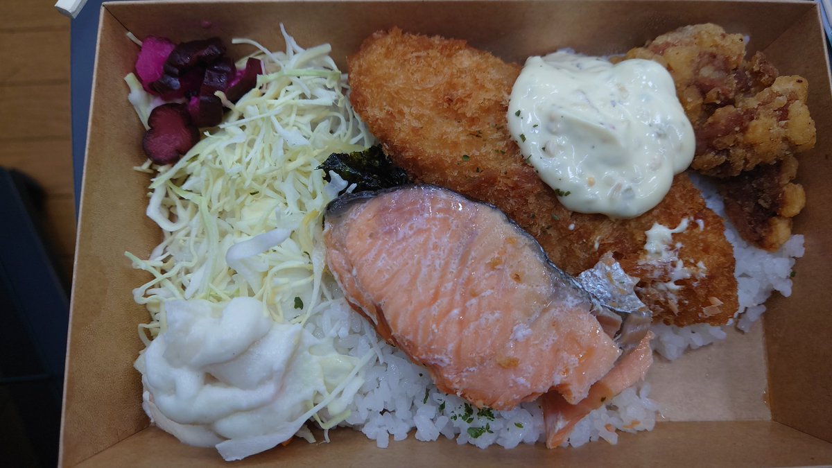 昨日の現場メシ(昼)
撮る前にちょっと食べてしまった…

晩ごはんはケータリングとして3種の揚げ物とカレーをいただいたのですが、写真を忘れましたね！