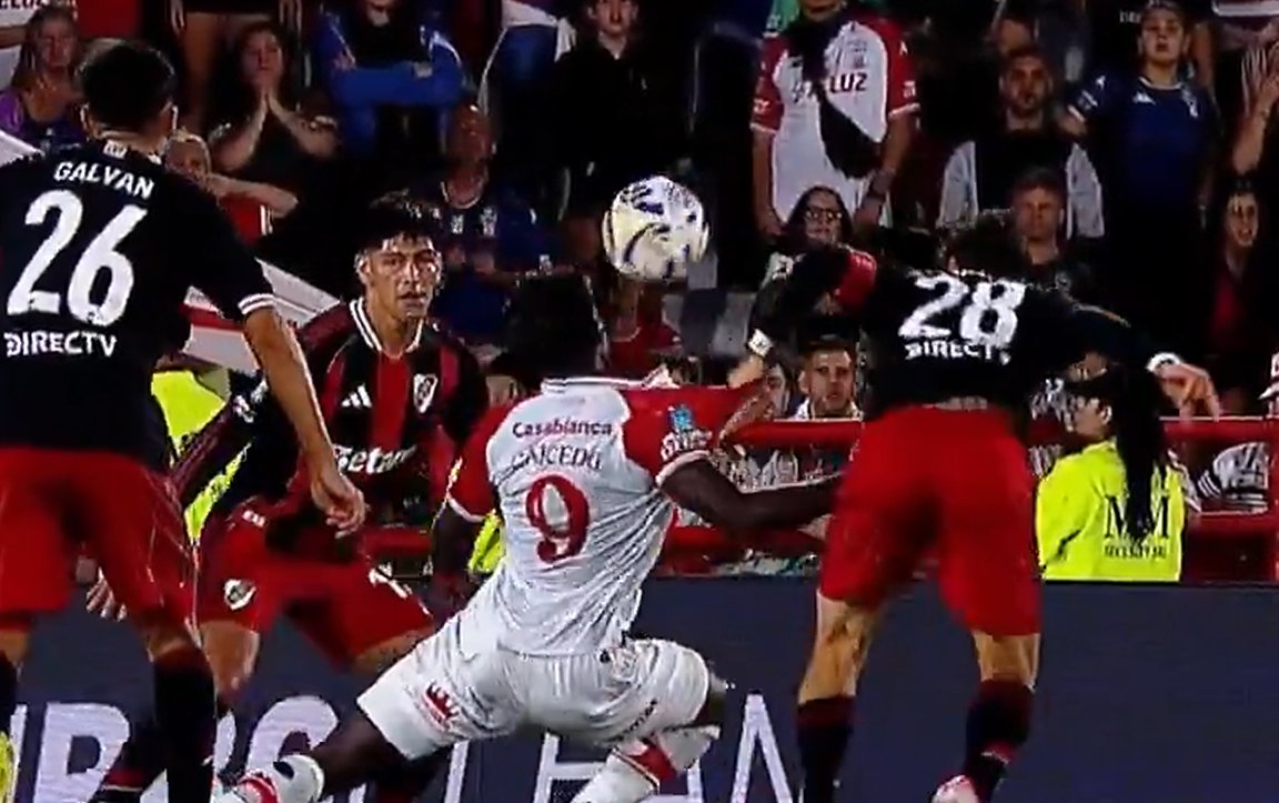 pilludinho's tweet photo. ¿En serio hay gente discutiendo este penal? https://t.co/WgyrPkIslw