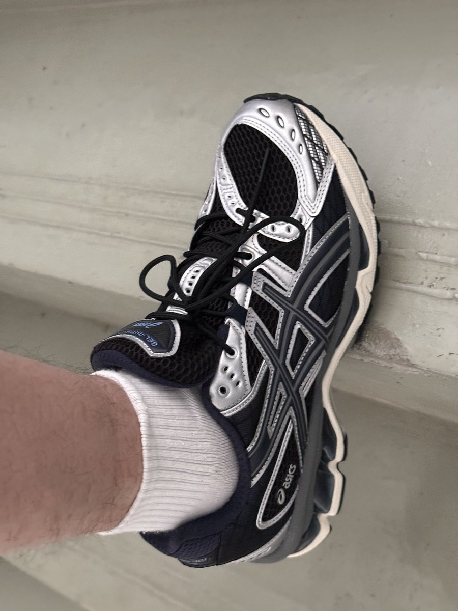 sneakerbear tweet media