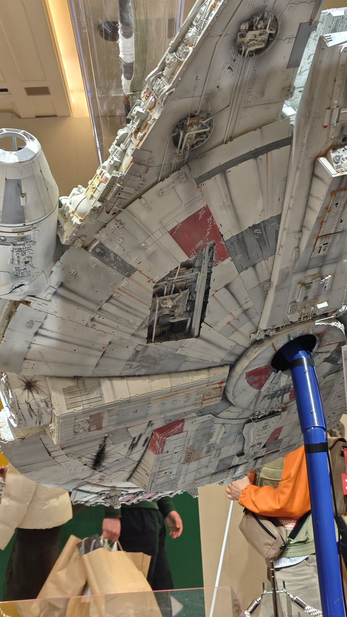 ファルコンが展示されても、見られるのは基本的には俯瞰か側面からになるわけなので、今回は下側がよく見えるのが貴重なんだと思います。
機体右側のバスタブ周りの黒いシミ？初めて見た。