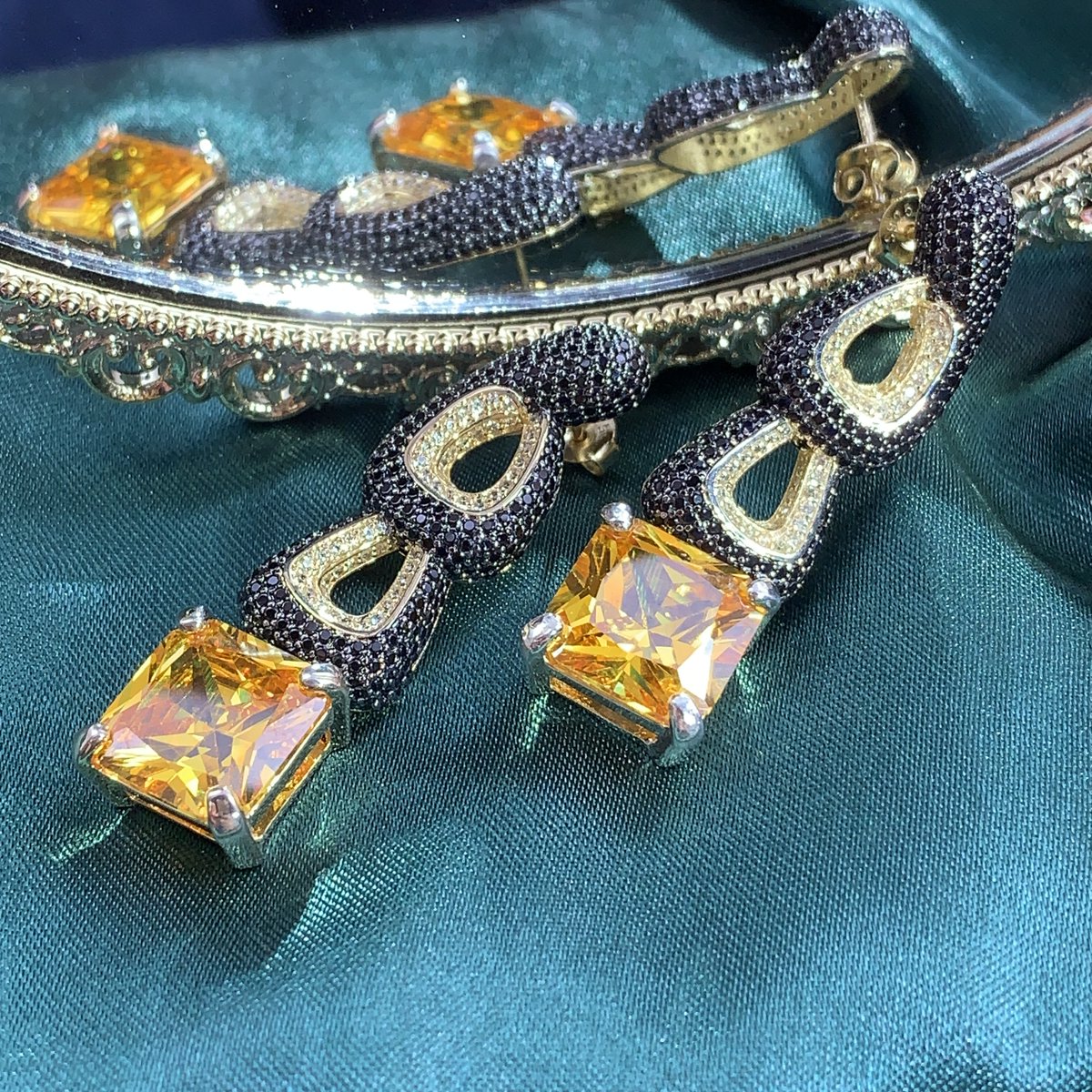 sayabling's tweet image. Bold color. Striking geometry. Unforgettable sparkle. 💚💛
Learn more sayabling.store/40XTEWO

#EmeraldEarrings #YellowSapphire #StatementEarrings #PrincessCut #GemstoneEarrings #BoldJewelry #LuxuryJewelryStyle #ColorfulGemstones #SparkleMore #JewelryAddict #EarringGoals #gifts