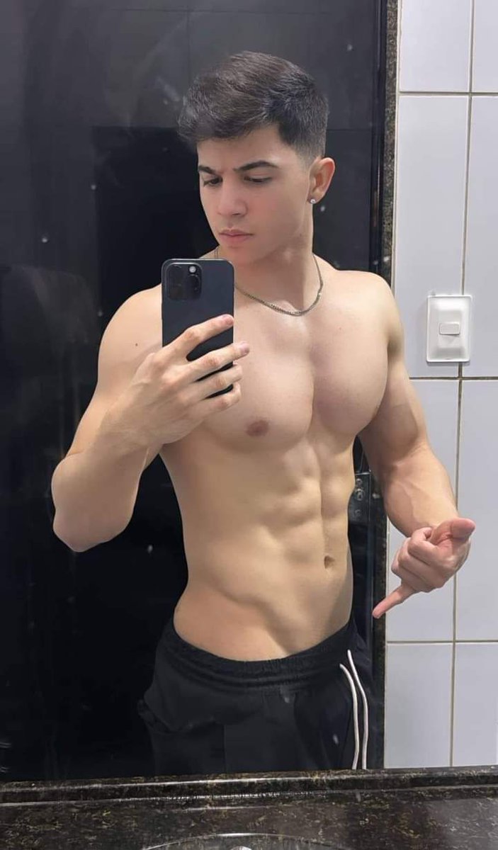 QuieroEstarAhi's tweet photo. Tan simple, tan él. 🌿

#EncantoNatural #tattooedmen https://t.co/EaFDIsxO0u