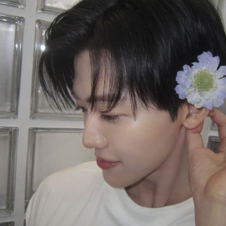 him and his pretty doll like eyelashes 🥺