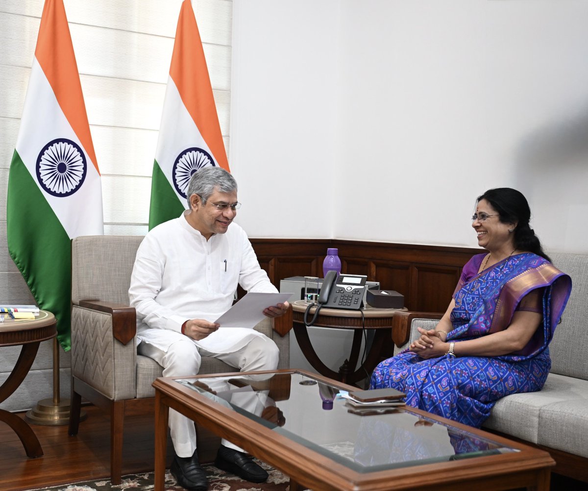 केंद्रीय रेल्वेमंत्री मा. श्री अश्विनी वैष्णव जी यांना भेटून पुणे ते कोकण दरम्यान 'अमृत भारत एक्सप्रेस सेवा' उपलब्ध करण्याविषयी व 'प्रधानमंत्री गतिशक्ती नॅशनल मास्टर प्लॅन' अंतर्गत 'सावंतवाडी टर्मिनस प्रोजेक्ट' ची मागणी व्यक्त केली.

***********

केंद्रीय रेल मंत्री