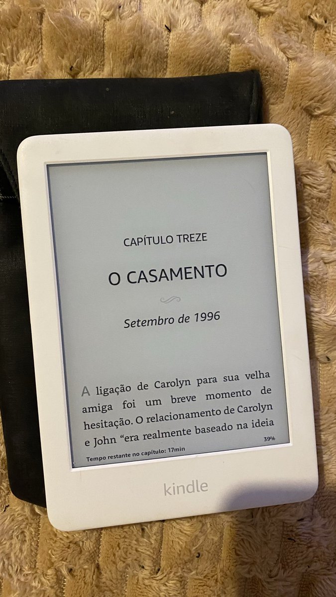 Spicelina's tweet photo. @Brubsleone @daymurmur @KikiMioBS simm! vem com o arquivo em epub que eu mandei pro kindle e tbm tem em pdf pra ler no celular https://t.co/J6Dk1JNMY3