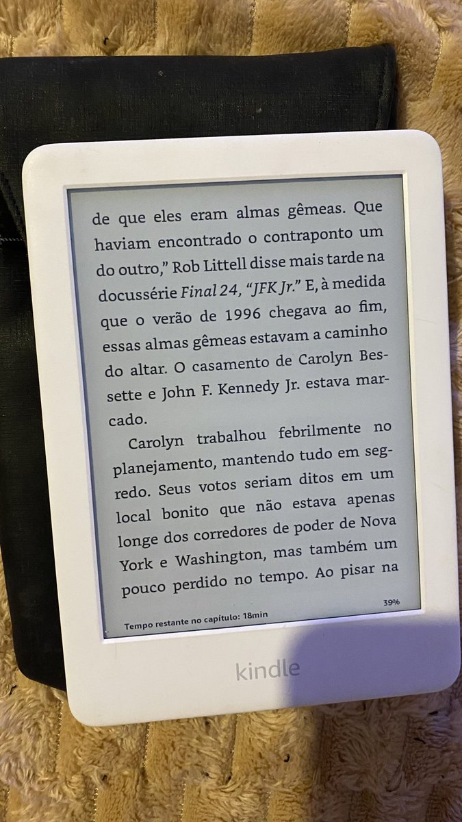 Spicelina's tweet photo. @Brubsleone @daymurmur @KikiMioBS simm! vem com o arquivo em epub que eu mandei pro kindle e tbm tem em pdf pra ler no celular https://t.co/J6Dk1JNMY3