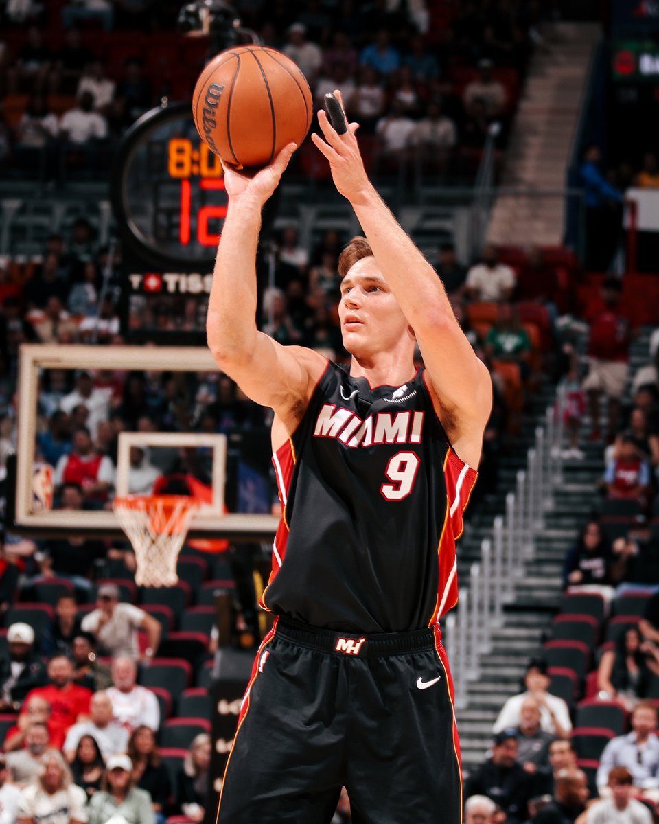 #HEATWin Final: HEAT 112, Bucks 105

🔥 Larsson: 28pts, 6rebs, 6asts
🔥 Adebayo: 21pts, 8rebs
🔥 Jakučionis: 18pts, 7rebs
🔥 Mitchell: 13pts, 5rebs, 5asts