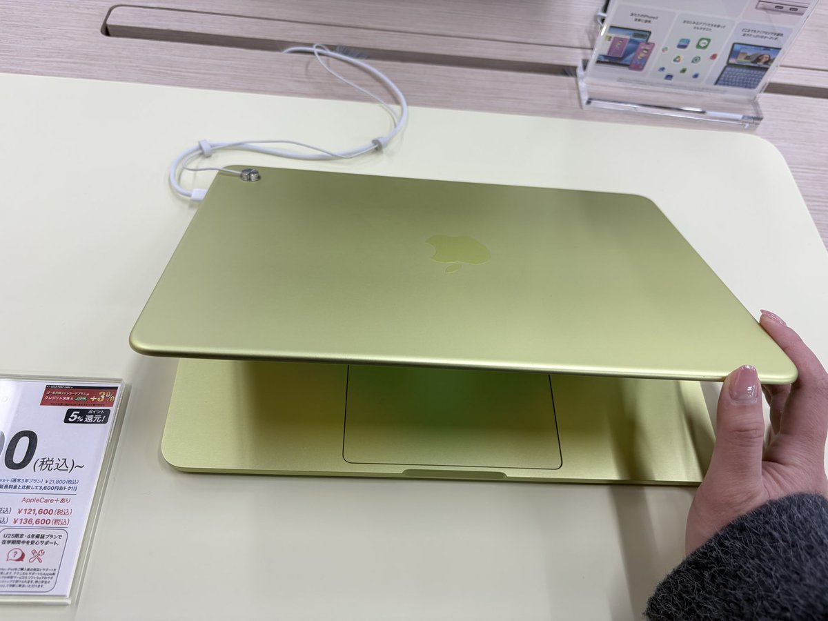 Pink_TrinityPR's tweet photo. MacBook Neoのシトラス触ってきた〜🍋
もちろんブラッシュも🌸
想像通りに可愛かった🥰 https://t.co/yPlrZVlHfz