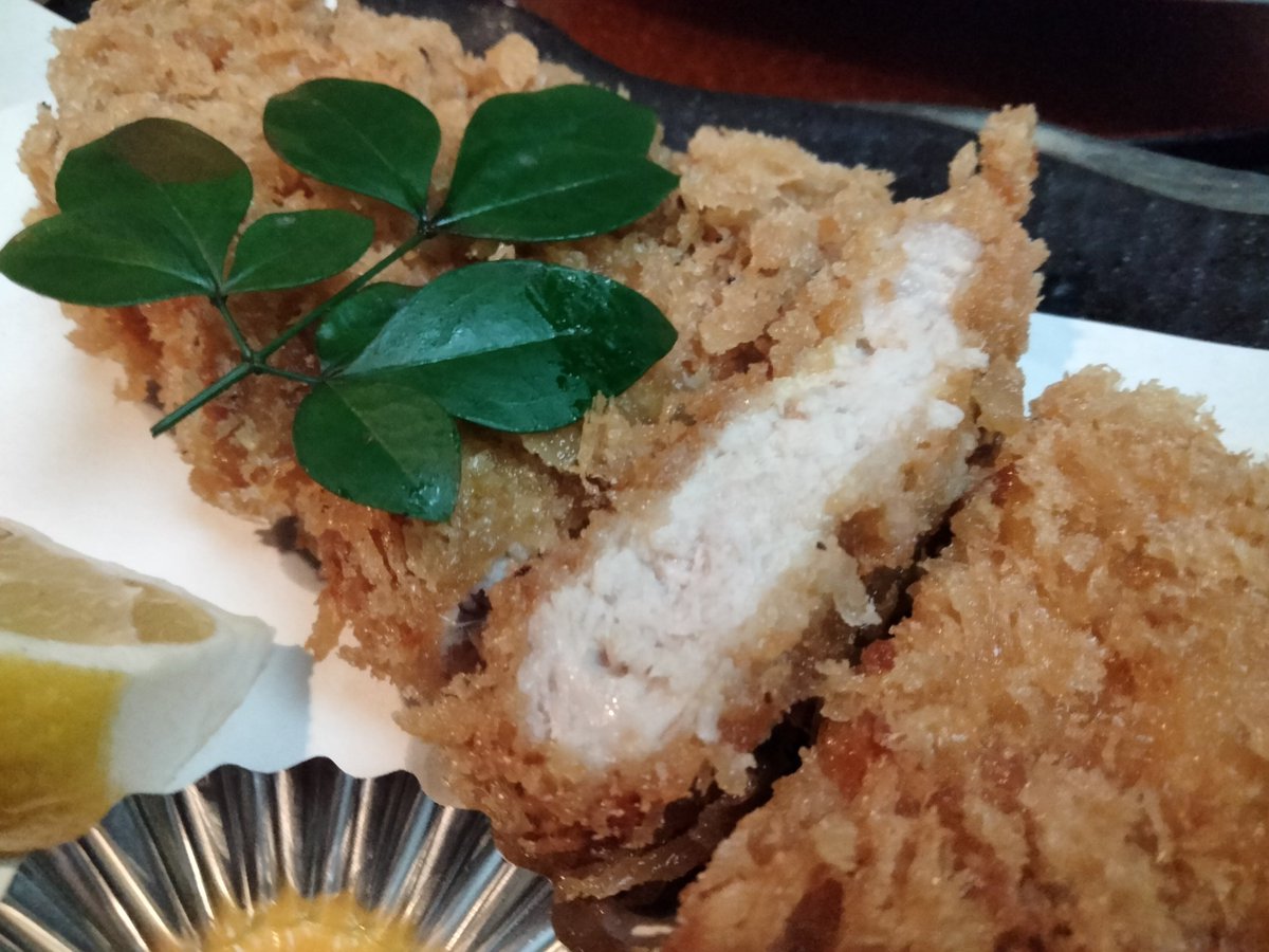 tada_tabearuki5's tweet photo. 鹿児島に来たら
やはり食べたい！

黒豚
肉厚でしっかりした食感の割に
旨味も感じる

肉の違いがはっきり
😋
一緒に行った
兄さんの黒とんかつもサクサクで良き😋

ともあれ
とても美味しく
満腹満足でございました

旨シ❗️
#ただただ食べ歩き
#鹿児島産黒豚とんかつ 
#天文館黒福多 https://t.co/Q5sglMzZ2A