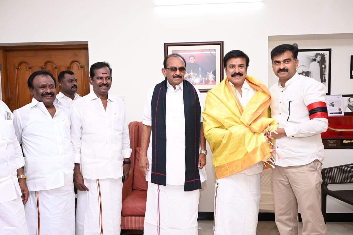 DMDKITWINGOFFL's tweet photo. மாநிலங்களவை உறுப்பினராக தேர்ந்தெடுக்கப்பட்ட தேமுதிக பொருளாளர் எல். கே. சுதீஷ் @lksudhish அவர்கள், மதிமுக பொதுச்செயலாளர் பெருமதிப்பிற்குரிய மூத்த அரசியல் தலைவர் வைகோ மற���றும் மதிமுக முதன்மைச் செயலாளரும் திருச்சி பாராளுமன்ற உறுப்பினருமான சகோதரர் துரை வைகோ @duraivaikooffl அவர்களை நேரில் சந்தித்து வாழ்த்து பெற்றார்.