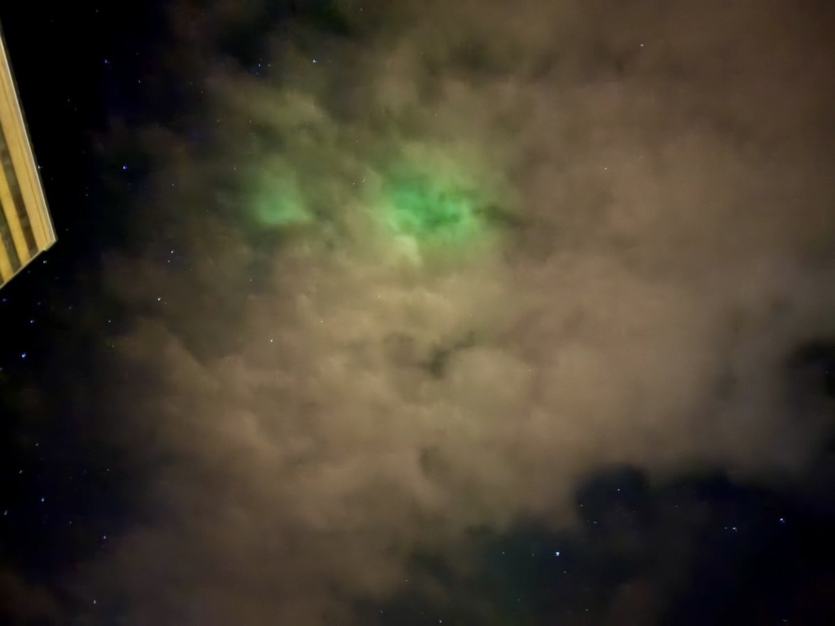 昨夜、
安比高原にいる
次男から送られて来た
写メ
初めて観る
エメラルドグリーンの
輝く✨
#オーロラ