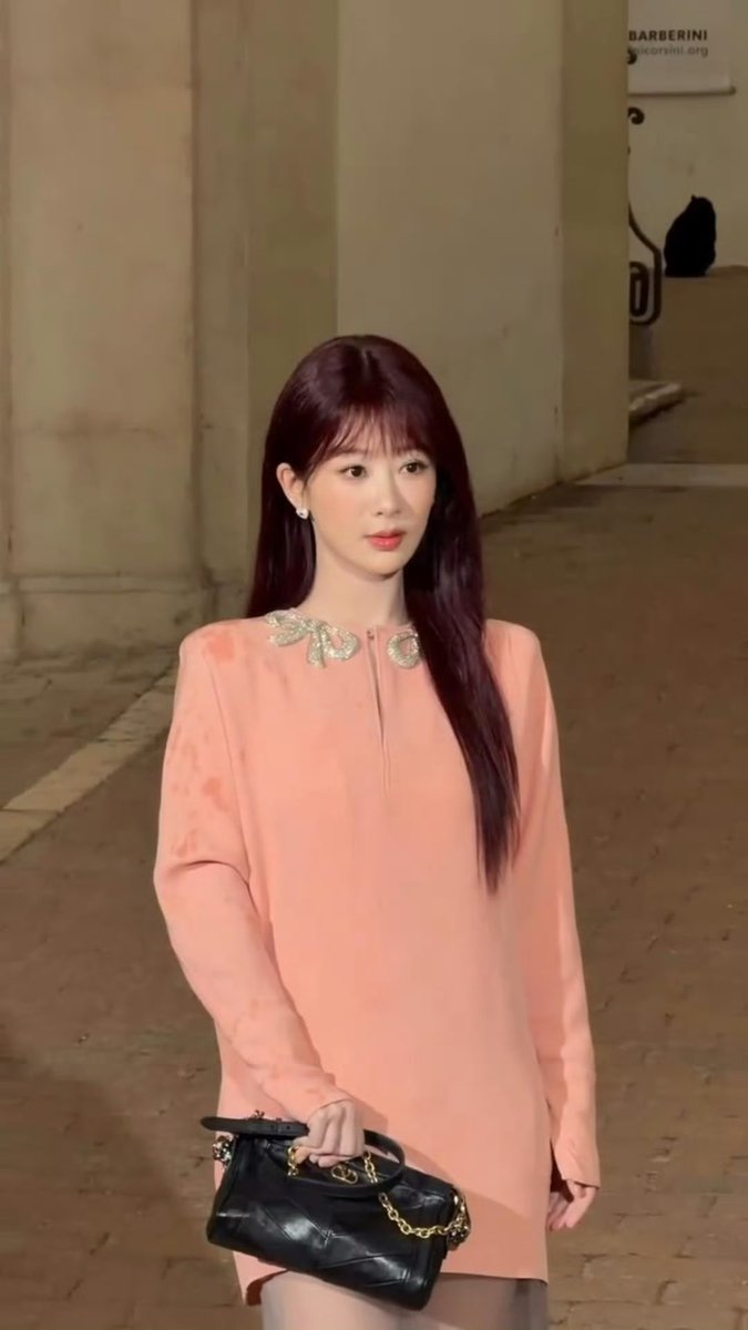 BeeBeeBee______'s tweet photo. เธอมันลูกคุณหนู   สวยมากกกก 🫶🏻 เรียบแต่ฟาดมาก  #หยางจื่อ #yangzi #杨紫 #valentino https://t.co/6ZvcUMsZBr