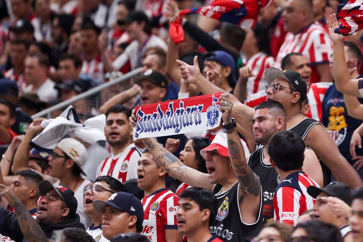 Chivas's tweet photo. 🇫🇷 ¡NOS VEMOS ESTE SÁBADO EN EL @EstadioAKRON! 😍

¡Unidos por ese triunfo en casa! 🙌🏻 https://t.co/E9KAUg5aPl