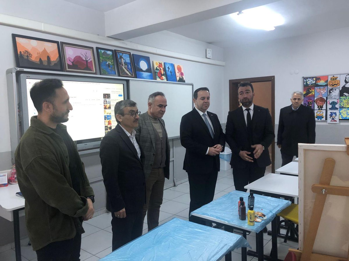 ZonguldakMEM's tweet photo. İl Millî Eğitim Müdürümüz Uygar Keskin, Çaycuma İlçe Millî Eğitim Müdürü Ayhan Alagöz ile birlikte Çaycuma Bilim ve Sanat Merkezini ziyaret ettiler.
Öğrencilerimizin öğretmenlerinin  danışmanlığında yaptıkları projeler,etkinlik ve faaliyet hakkında bilgi aldılar.İl Milli Eğitim Müdürümüz, öğrencilerimizle sohbet ederek çalışmalarını dinledi,tebrik etti,başarılar diledi.
@tcmeb @MebOrgm @TC_Zonguldak @uygarkeskin