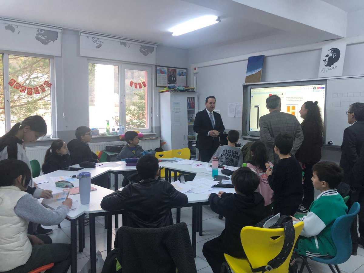 ZonguldakMEM's tweet photo. İl Millî Eğitim Müdürümüz Uygar Keskin, Çaycuma İlçe Millî Eğitim Müdürü Ayhan Alagöz ile birlikte Çaycuma Bilim ve Sanat Merkezini ziyaret ettiler.
Öğrencilerimizin öğretmenlerinin  danışmanlığında yaptıkları projeler,etkinlik ve faaliyet hakkında bilgi aldılar.İl Milli Eğitim Müdürümüz, öğrencilerimizle sohbet ederek çalışmalarını dinledi,tebrik etti,başarılar diledi.
@tcmeb @MebOrgm @TC_Zonguldak @uygarkeskin